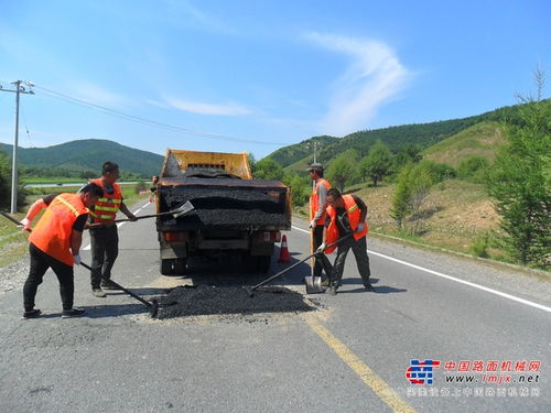 那吉屯公路養護管理處及時修補路面病害，筑牢公路安全防線